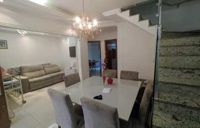 Imagem: A casa possui 3 Dormitórios, 1 Banheiro, 2 Vagas na garagem