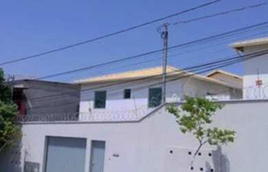 Imagem: A casa possui 2 Dormitórios, 1 Banheiro, 1 Vaga na garagem