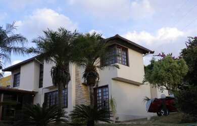 Imagem: A casa possui 3 Dormitórios, 4 Banheiros, 5 Vagas na garagem