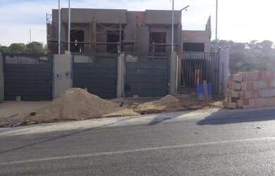 Imagem: A casa possui 2 Dormitórios, 1 Banheiro, 2 Vagas na garagem