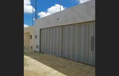 Imagem: A casa possui 3 Dormitórios, 1 Banheiro, 2 Vagas na garagem