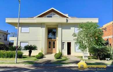 Imagem: A casa em condomínio possui 4 Dormitórios, 5 Banheiros, 5