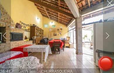 Imagem: A casa possui 3 Dormitórios, 3 Banheiros, 4 Vagas na garagem