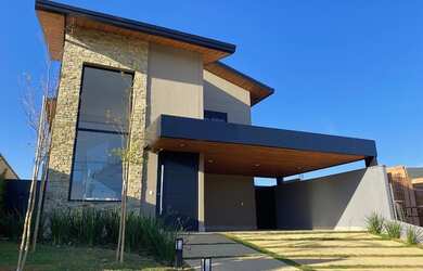 Imagem: A casa em condomínio possui 4 Dormitórios, 4 Banheiros, 4