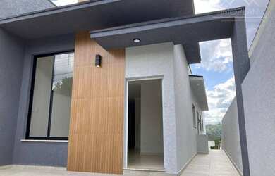 Imagem: A casa possui 3 Dormitórios, 2 Banheiros, 2 Vagas na garagem