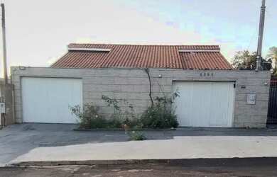 Imagem: A casa possui 3 Dormitórios, 2 Banheiros, 3 Vagas na garagem