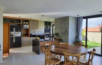 Imagem: A casa em condomínio possui 4 Dormitórios, 5 Banheiros, 4