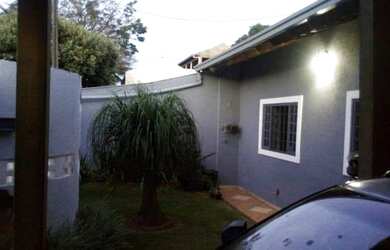 Imagem: A casa possui 2 Dormitórios, 1 Banheiro, 2 Vagas na garagem