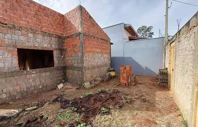 Imagem: A casa possui 2 Dormitórios, 2 Banheiros, 80m² de Área e