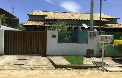 Imagem: A casa possui 2 Dormitórios, 1 Banheiro, 2 Vagas na garagem