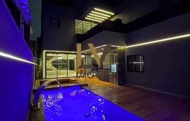 Imagem: A casa em condomínio possui 5 Dormitórios, 5 Banheiros, 2