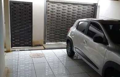 Imagem: A casa possui 3 Dormitórios, 2 Banheiros, 2 Vagas na garagem