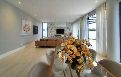 Imagem: A casa em condomínio possui 5 Dormitórios, 5 Banheiros, 3