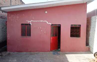 Imagem: A casa possui 3 Dormitórios, 2 Banheiros, 1 Vaga na garagem