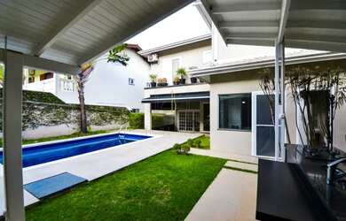 Imagem: A casa em condomínio possui 4 Dormitórios, 5 Banheiros, 4