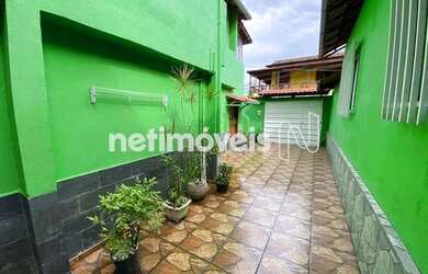 Imagem: A casa possui 4 Dormitórios, 2 Banheiros, 2 Vagas na garagem