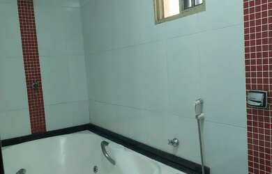 Imagem: A casa possui 4 Dormitórios, 4 Banheiros, 1 Vaga na garagem