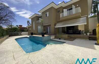 Imagem: A casa possui 4 Dormitórios, 5 Banheiros, 4 Vagas na garagem