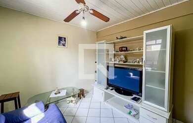 Imagem: A casa possui 3 Dormitórios, 1 Banheiro, 2 Vagas na garagem