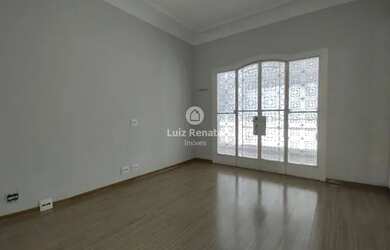 Imagem: A casa possui 5 Dormitórios, 3 Banheiros, 5 Vagas na garagem