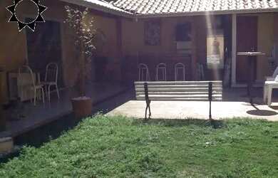 Imagem: A casa possui 4 Dormitórios, 2 Banheiros, 5 Vagas na garagem