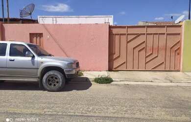 Imagem: A casa possui 3 Dormitórios, 2 Banheiros, 3 Vagas na garagem