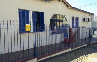 Imagem: A casa possui 2 Dormitórios, 2 Banheiros, 3 Vagas na garagem