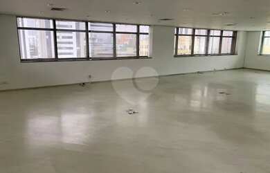 Imagem: O depósito possui 4 Vagas na garagem e 132m² de Área e está