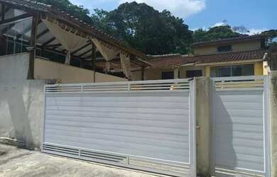 Imagem: A casa possui 3 Dormitórios, 2 Banheiros, 1 Vaga na garagem