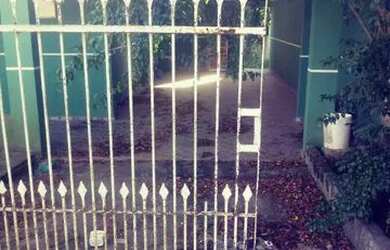 Imagem: A casa possui 3 Dormitórios, 1 Banheiro, 1 Vaga na garagem