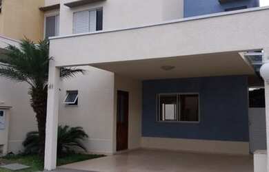 Imagem: A casa possui 3 Dormitórios, 3 Banheiros, 2 Vagas na garagem