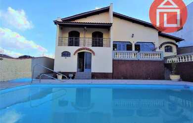 Imagem: A casa possui 3 Dormitórios, 2 Banheiros, 2 Vagas na garagem