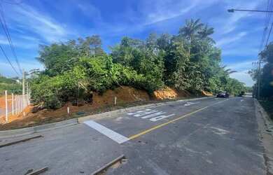 Imagem: O terreno e possui Dormitórios, Suítes, Banheiros, 250-0m²