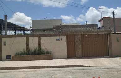 Imagem: A casa possui 3 Dormitórios, 2 Banheiros, 1 Vaga na garagem