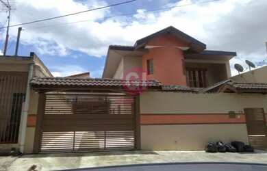 Imagem: A casa possui 3 Dormitórios, 3 Banheiros, 4 Vagas na garagem