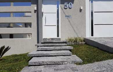 Imagem: A casa possui 1 Dormitório, 1 Banheiro, 4 Vagas na garagem