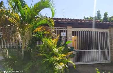 Imagem: A casa possui 2 Dormitórios, 1 Banheiro, 1 Vaga na garagem