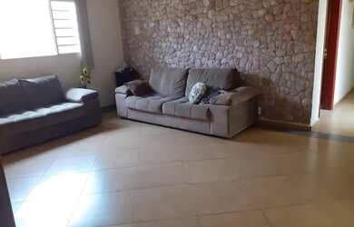 Imagem: A casa possui 3 Dormitórios, 1 Banheiro, 4 Vagas na garagem