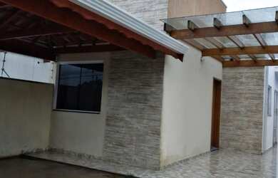 Imagem: A casa possui 2 Dormitórios, Acomodam 10 pessoas, 2 Vagas na