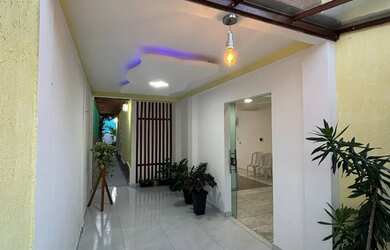 Imagem: A casa possui 3 Dormitórios, 4 Banheiros, 1 Vaga na garagem