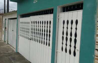 Imagem: A casa possui 2 Dormitórios, 2 Banheiros, 2 Vagas na garagem