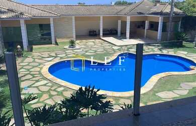 Imagem: A casa possui 4 Dormitórios, 5 Banheiros, 4 Vagas na garagem