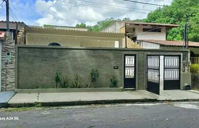 Imagem: A casa possui 3 Dormitórios, 1 Banheiro, 4 Vagas na garagem