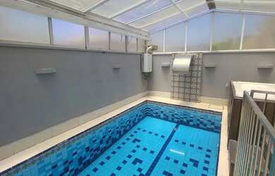 Imagem: A casa em condomínio possui 4 Dormitórios, 5 Banheiros, 3