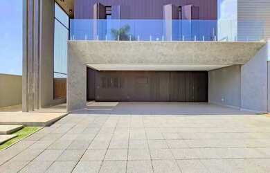 Imagem: A casa em condomínio possui 4 Dormitórios, 5 Banheiros, 3