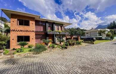 Imagem: A casa em condomínio possui 4 Dormitórios, 4 Banheiros, 251m²