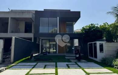 Imagem: A casa em condomínio possui 4 Dormitórios, 5 Banheiros, 4