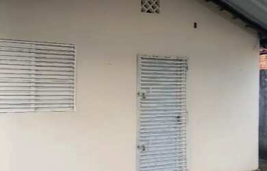 Imagem: A casa possui 2 Dormitórios, 2 Banheiros, 2 Vagas na garagem