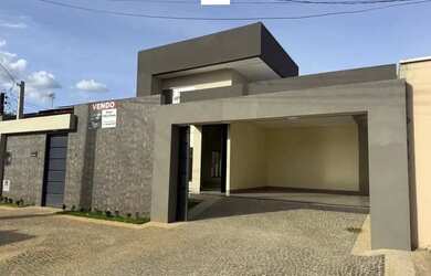 Imagem: A casa possui 3 Dormitórios, 4 Banheiros, 2 Vagas na garagem