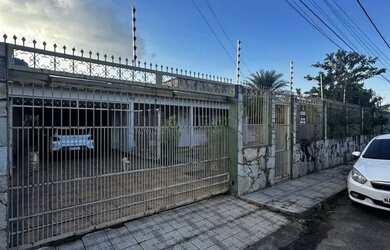 Imagem: A casa possui 5 Dormitórios, 5 Banheiros, 3 Vagas na garagem